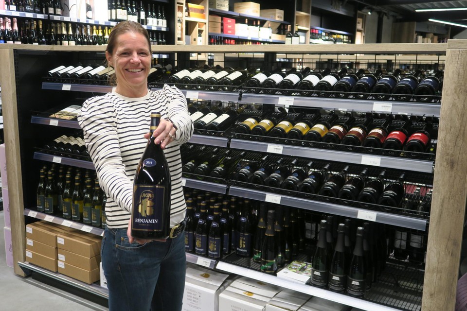 Caroline toont een Benjamin van wijnhuis VIgna, een cabernet Dorsa Barrique gemaakt van druiven die geteeld werden op Wijnegemse bodem.