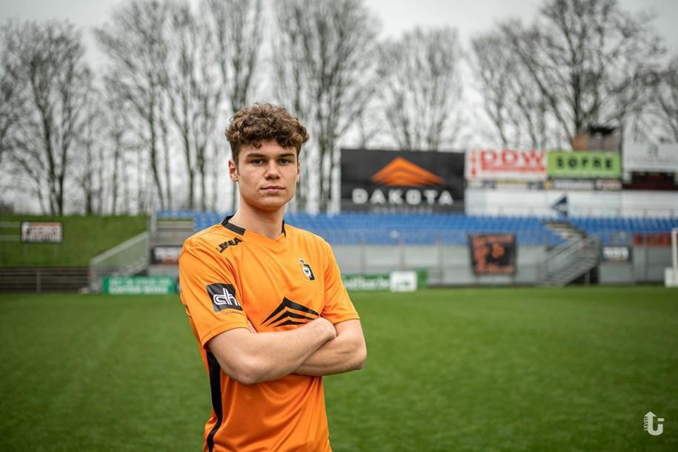 Robbe Quirynen in zijn nieuwe shirt van KMSK Deinze.