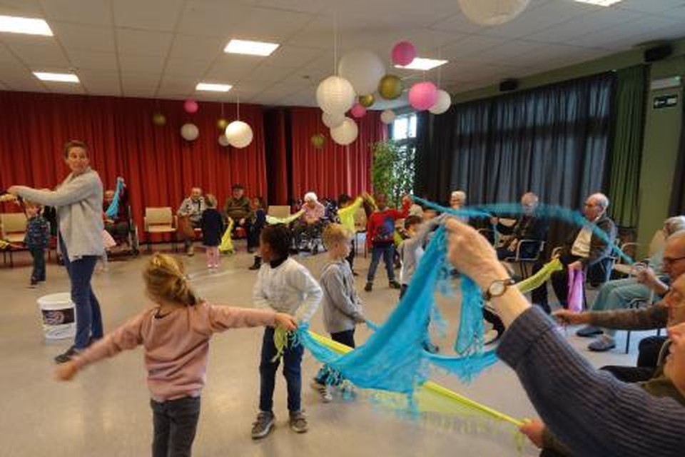 Senioren turnen met kleuters in wzc St.Michaël.