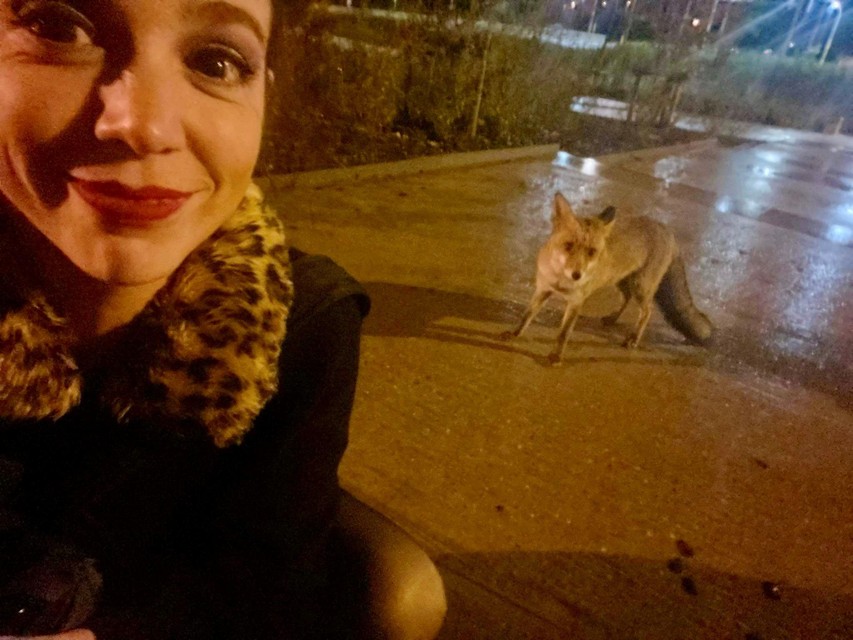 Bilitis Crokaert maakte op het Douanplein een selfie met een vos. “Ik vond dat mega schattig”, zegt ze.