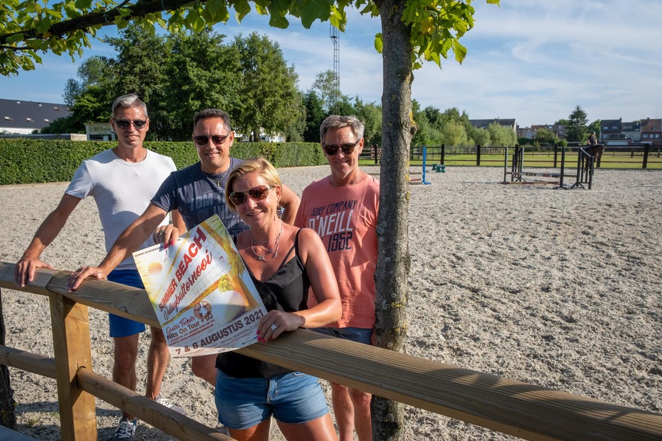 Jan Van de Velde, Danny Buelens en Kim Linthout van Volley Niel kijken uit naar de eerste editie van Summer Beach op de terreinen van Johnny Vervliet (rechts).