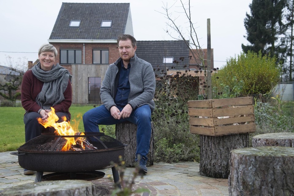 Els De Busser en Wim Van Vracem in de tuin achter hun bijna afgewerkte vakantiewoning.