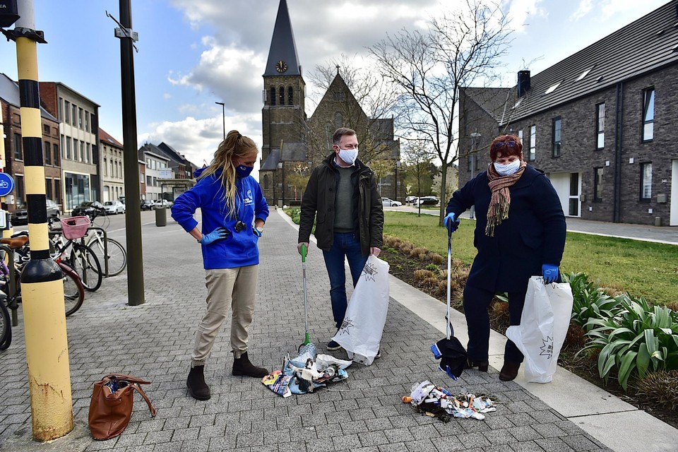 Burgemeester Vandersmissen en schepen van Leefmilieu Marina De Bie raapten zwerfvuil in de buurt van de Sint-Libertuskerk in de wijk Nekkerspoel.