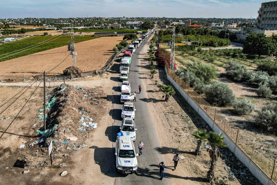 De eerste VN-trucks komen Gaza binnen.