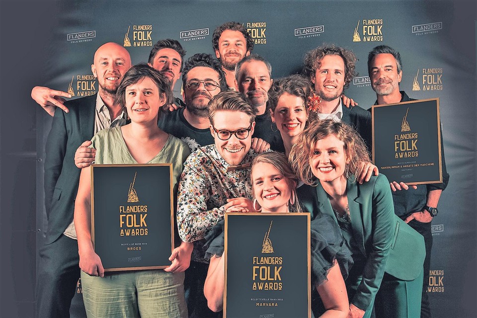 De folklaureaten met onder anderen de Waaslanders Elke De Meester (rechts vooraan) en Andries Boone (vierde van links).