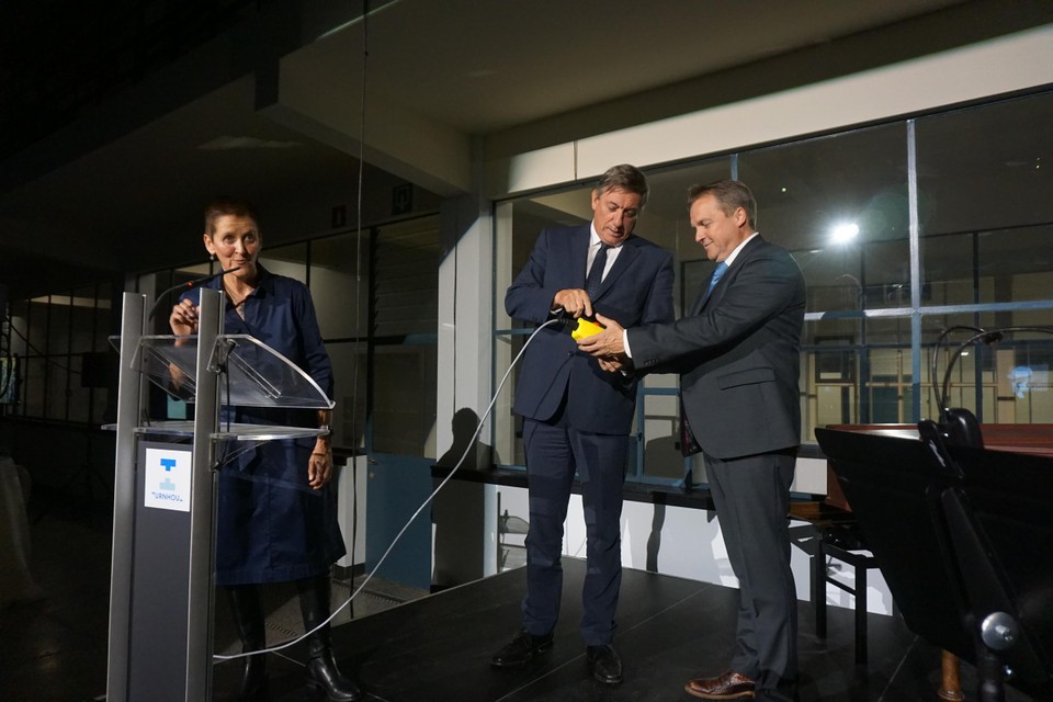 Met een druk op de rode knop opent minister-president Jan Jambon de Kunstencampus.