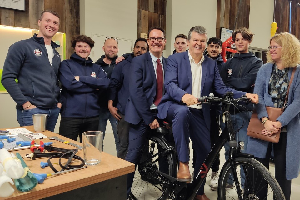 Minister Somers test een fiets van De Geus. 