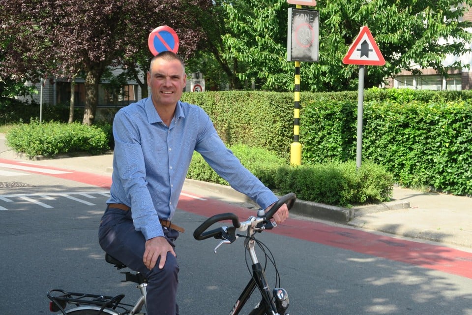 Hans Hanssen vorige zomer bij de zone 30 in de Schoolstraat, die door het schepencollege ongedaan werd gemaakt.