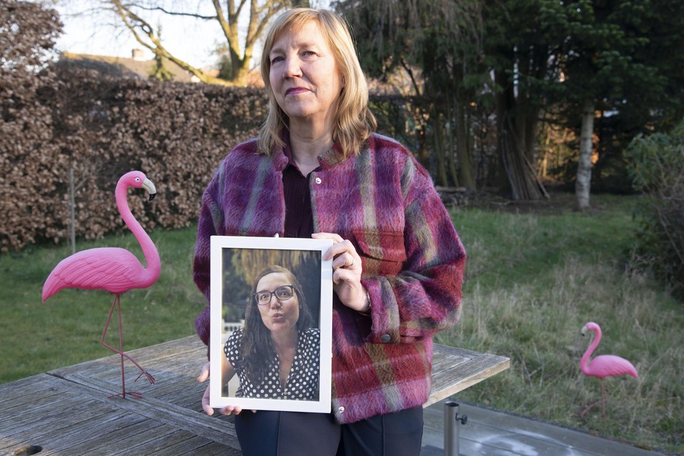 Mama Dorien De Boever met een foto van haar geliefde dochter Lien.