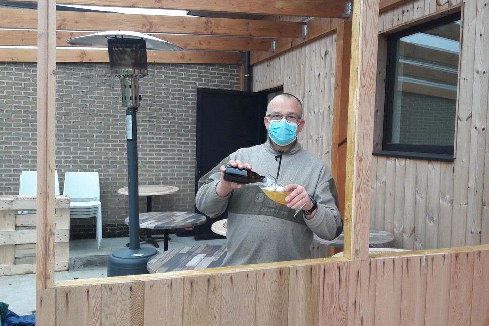 Chris Van den Bergh schenkt zich tussen het timmeren aan zijn overdekt terras door een Emiel uit.