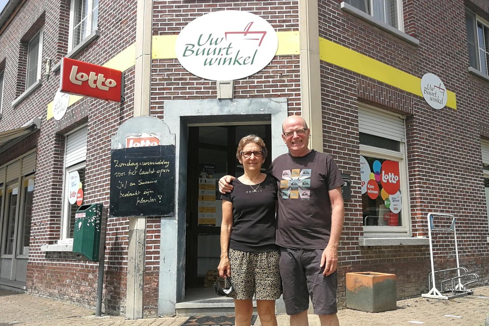 Suzanne Baelus en Jef Gilis trekken zondagmiddag voor de laatste keer de deur van hun winkeltje tegenover de kerk van Stelen dicht.