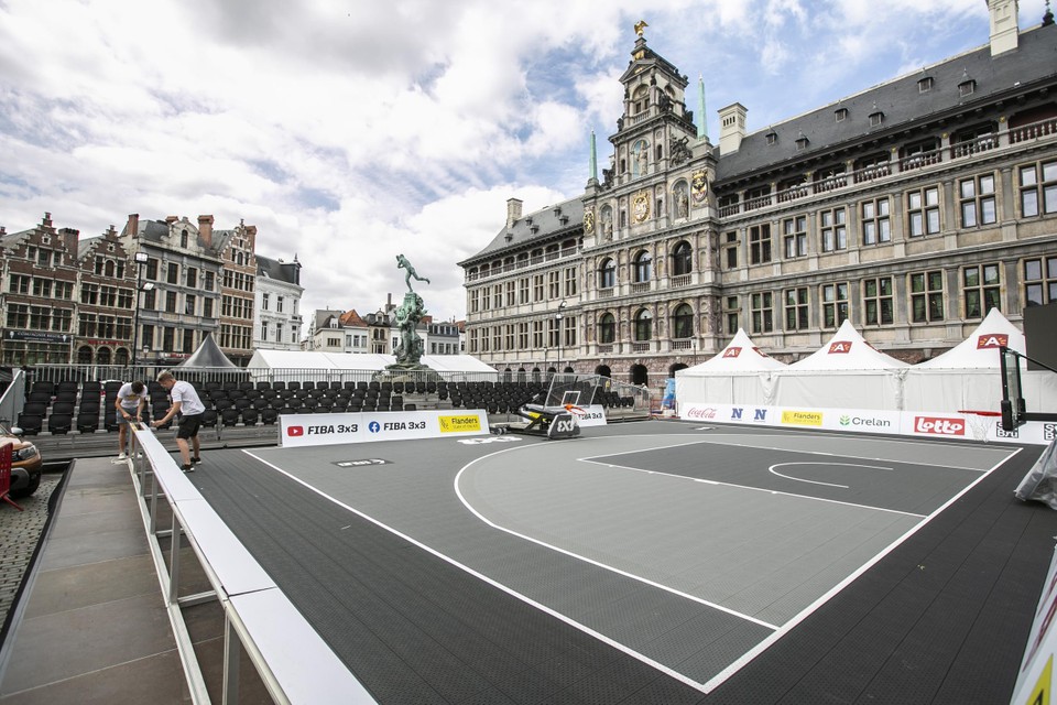 De spelers kunnen opwarmen op de Grote Markt. 
