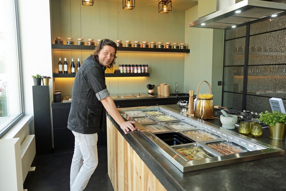 De coronacrisis bracht Roeland Bal op het idee om zijn afhaalrestaurant ‘Leopold Food Store’ een week,vroeger te openen dan voorzien. 