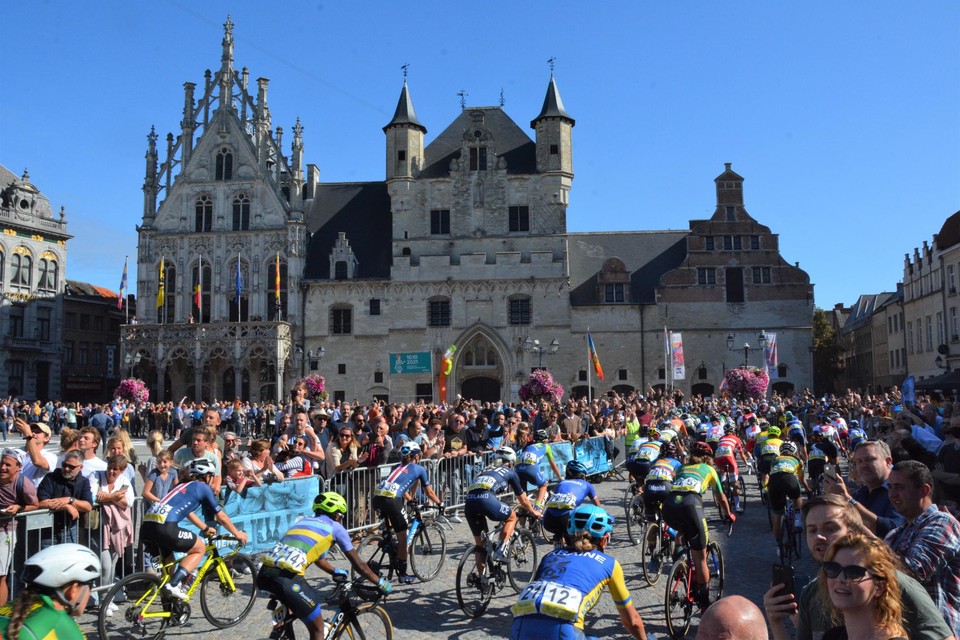 De rensters werden luidkeels aangemoedigd.