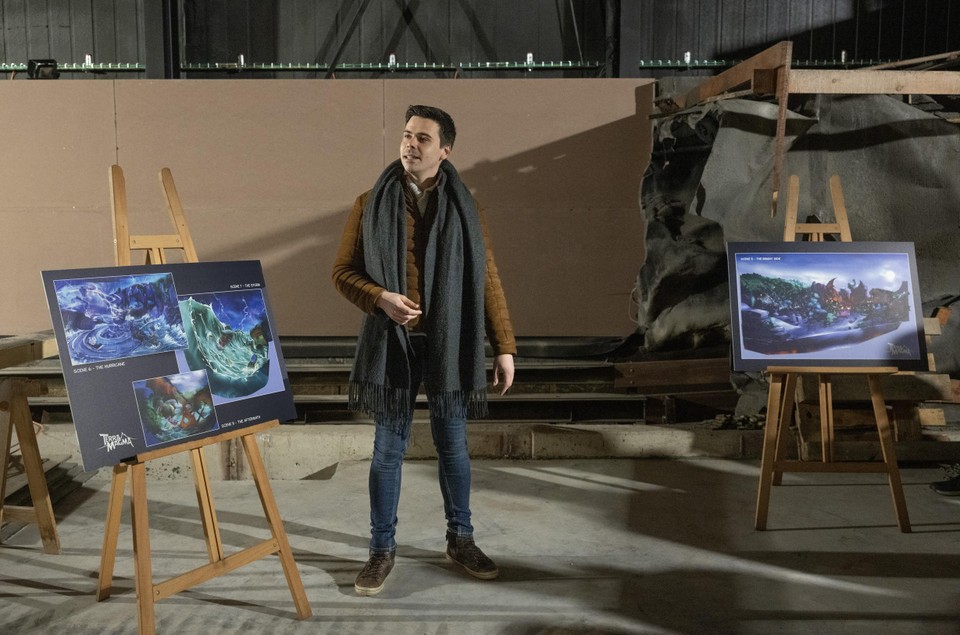 Ontwerper Matthias Paillot van het entertainmentbedrijf KCC toont enkele panelen van hoe Terra Magma er gaat uitzien.