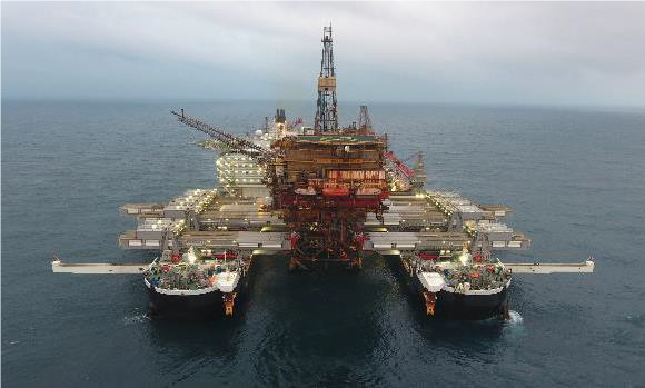 Het schip met in het midden een platform van het een veld met olie en gas tussen Schotland en Noorwegen,Brent’ 