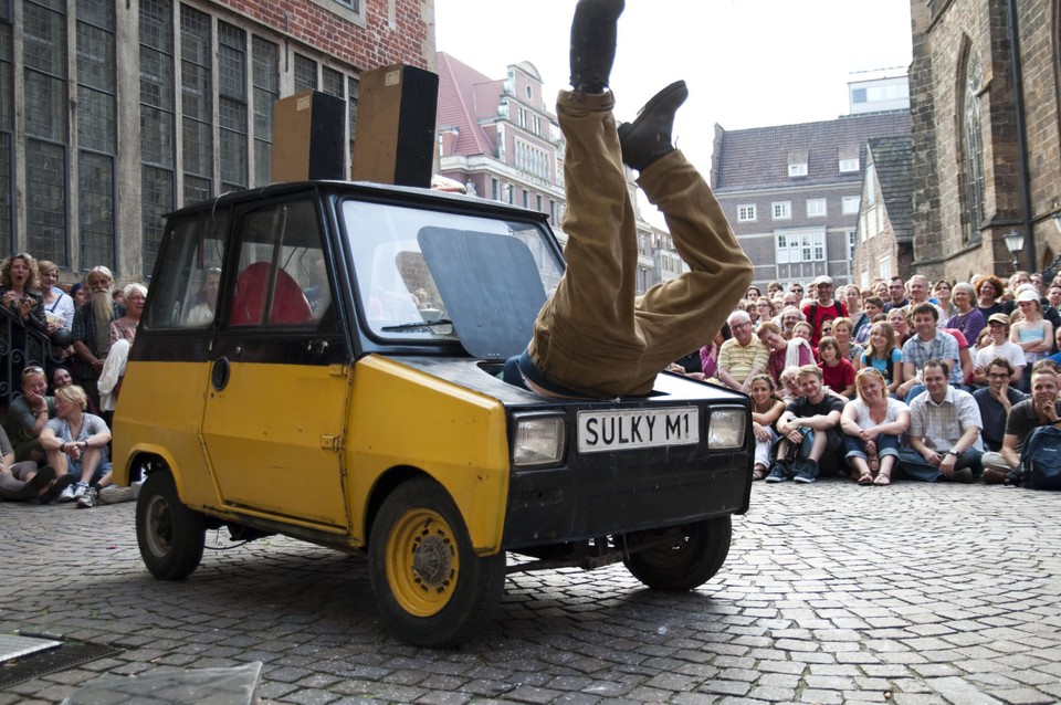 Compagnie Mobil verzorgt hilarisch en spectaculair straattheater tijdens Noorderwijk Feest. 