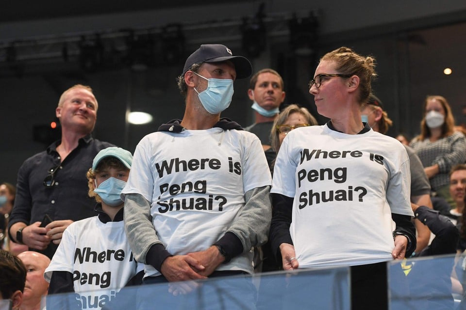 Toeschouwers op de Australian Open van januari 2021 uiten hun bezorgdheid over het lot van Peng Shuai. 