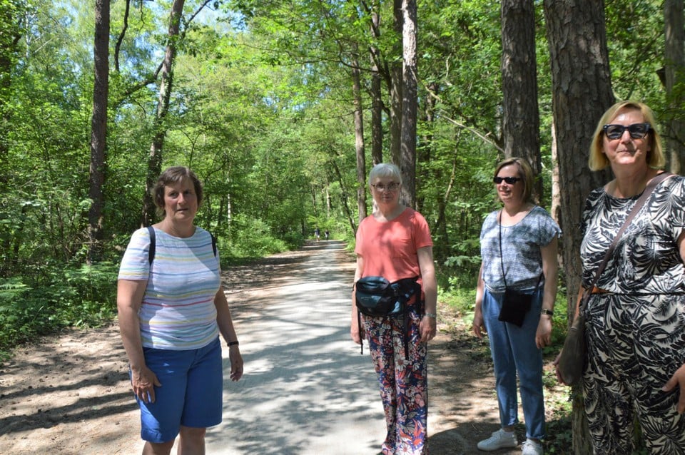Martine Loyens (links) met enkele wandelvriendinnen.