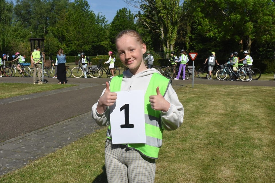 Elisa Boets is tevreden over haar fietsexamen. 