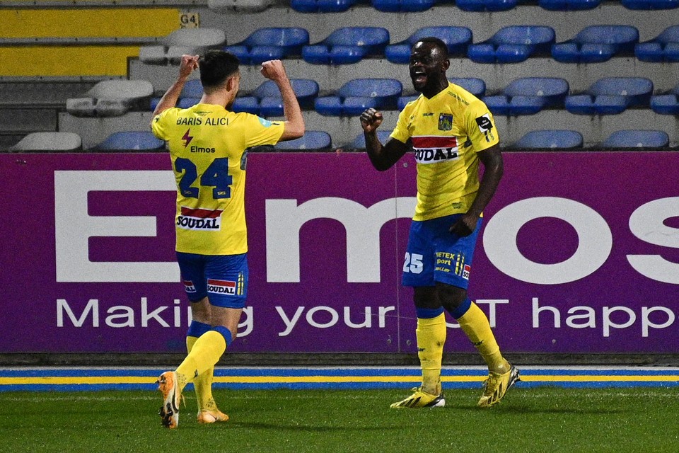 Igor Vetokele schreeuwt het uit van vreugde na het openingsdoelpunt tegen Deinze.