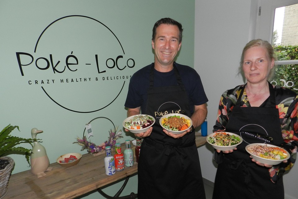 Sven en Lucienne kopen de ingrediënten voor Poké-Loco lokaal aan en de maaltijden worden net voor de afhaling bereid.