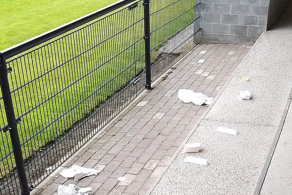 Dagelijks treft de club achtergelaten frietzakjes, pizzadozen en bierflesjes aan op de tribunes.