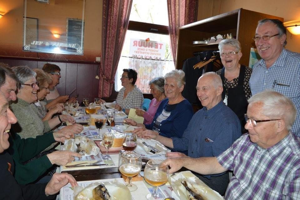 Viviane en Jef destijds met enkele van de laatste haringeters in café Sport.