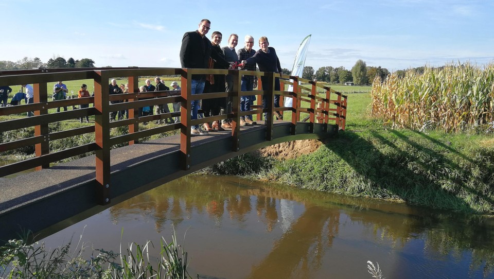 Stefan Verraedt en Mien Van Olmen van Herentals, Lieven Janssens en Jos Bouly van Vorselaar en deputé Jan De Haes (tweede van rechts) knippen het lintje van de brug door.