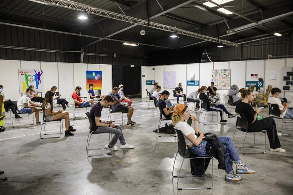 Jongeren wachten in groep na het spuitje.