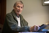thumbnail: Jules Müller met het fotoboek over de bevrijding van Herentals, van de hand van zijn vader, Jules Müller senior.