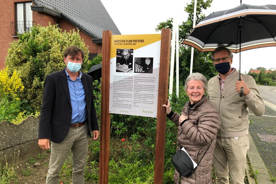 Lieva Peeters (90), de dochter van organist Flor Peeters, onthulde samen met schepen Guy Van de Perre en burgemeester Ward Kennes een erfgoedbord aan de Flor Baron Peetersstraat in Tielen.