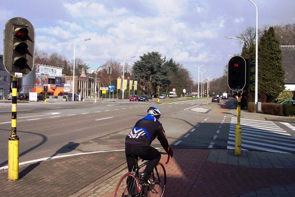 De rode klinkers in het fietspad worden vervangen door asfalt.