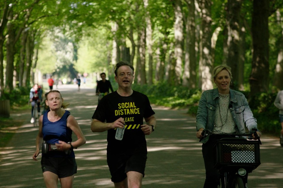 Ten Miles of niet, Bart De Wever en zijn vrouw Veerle houden een jaarlijkse traditie graag in ere. Reportagemaakster Petra De Pauw kiest wijselijk voor de fiets.