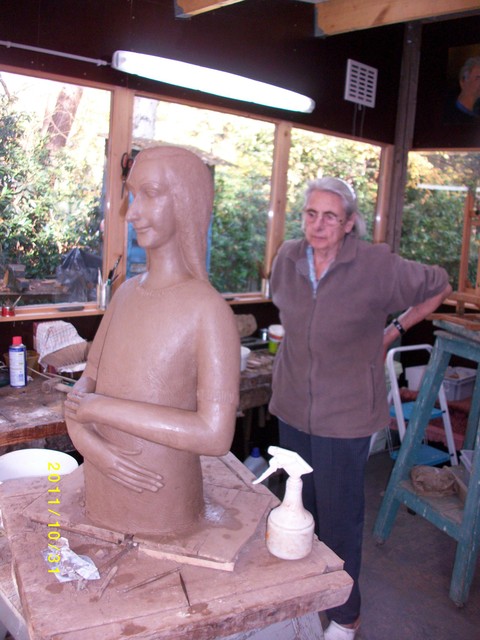 Mariëtte Coppens in haar atelier, boetserend aan het beeld van Anne Frank. 