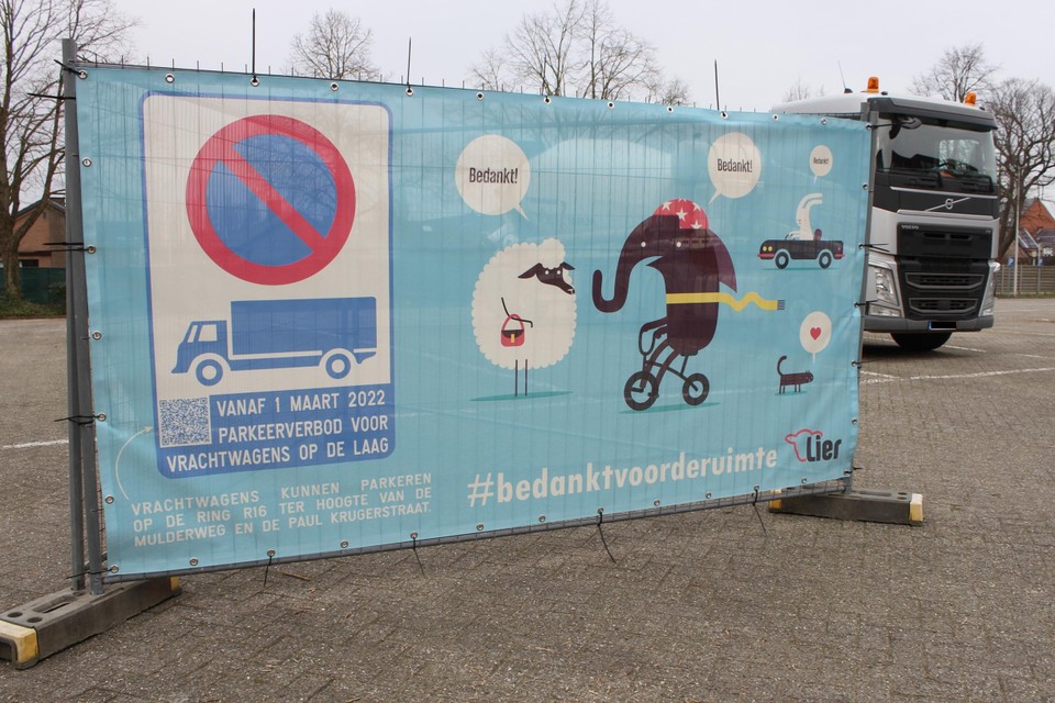 De stad Lier weert sinds 1 maart vrachtwagens op parking De Laag. 