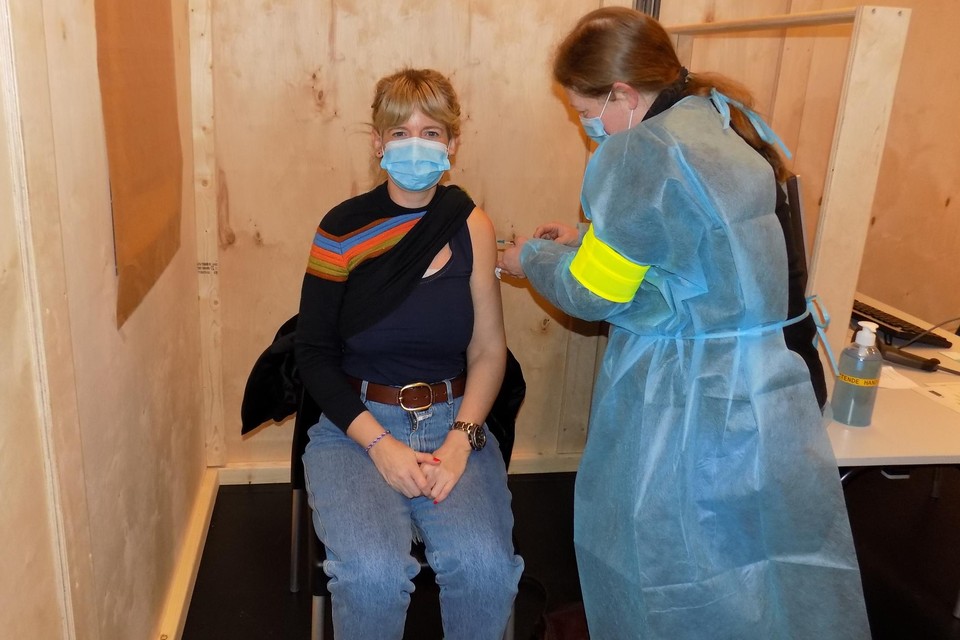 Verpleegkundige Kathleen De Ceuster uit Kasterlee is een van de eersten die in het vaccinatiecentrum Tielenhei in Tielen een spuitje krijgt.