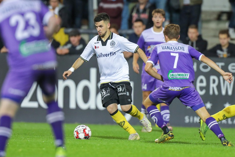 Youssef Boulaouali dribbelt voorbij Harelbeke-speler Robin Toye. Boulaouali scoorde het enige doelpunt van de wedstrijd.