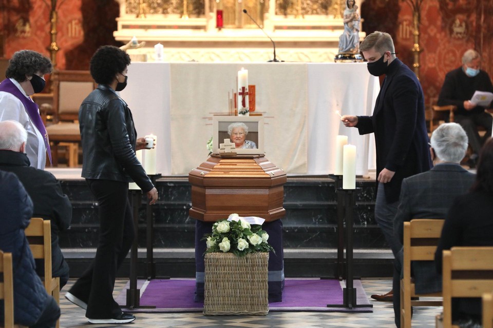 Julia Van Hool werd begraven op de dag dat ze 112 zou worden.