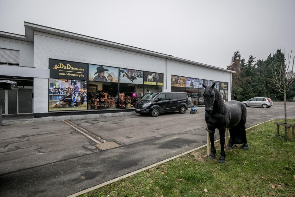 Er staat een paard in de berm. Het levensgrote object weet de aandacht wel op de nieuwe winkel te vestigen.