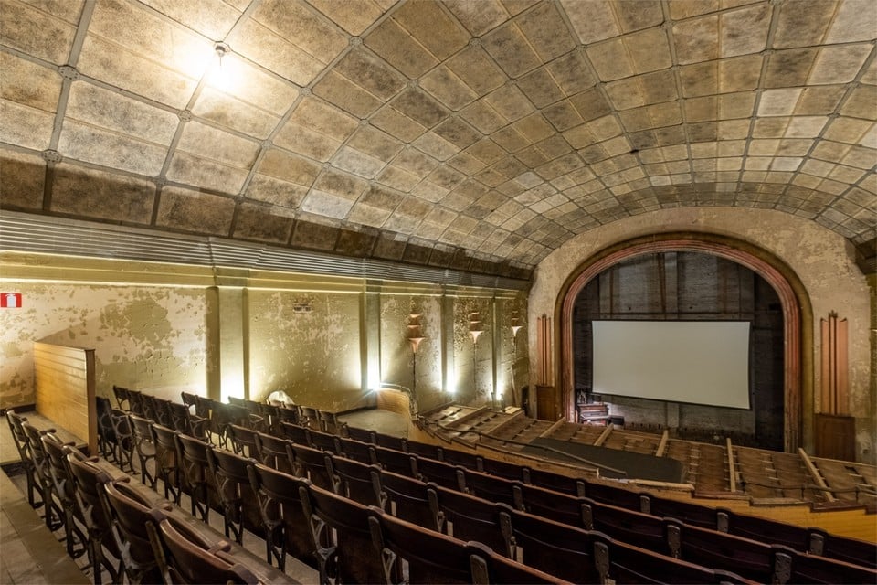 De art deco cinemazaal uit de jaren dertig is nog bijna intact. 