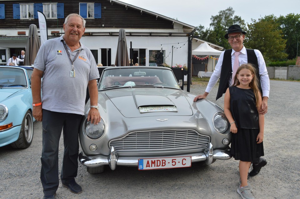 Willy Van Loon met zijn James-Bond-wagen met rechts voorzitter Frank Teugels en zijn kleindochter Nina Gosselin (9). 
