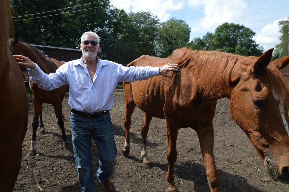 Noël met rechts het mager paard van de foto’s van Natte Pootjes. “Hij is al heel oud, maar hij loopt nog rond en toont nog levenslust. Moeten we hem laten inslapen omdat hij er niet mooi meer uitziet?”