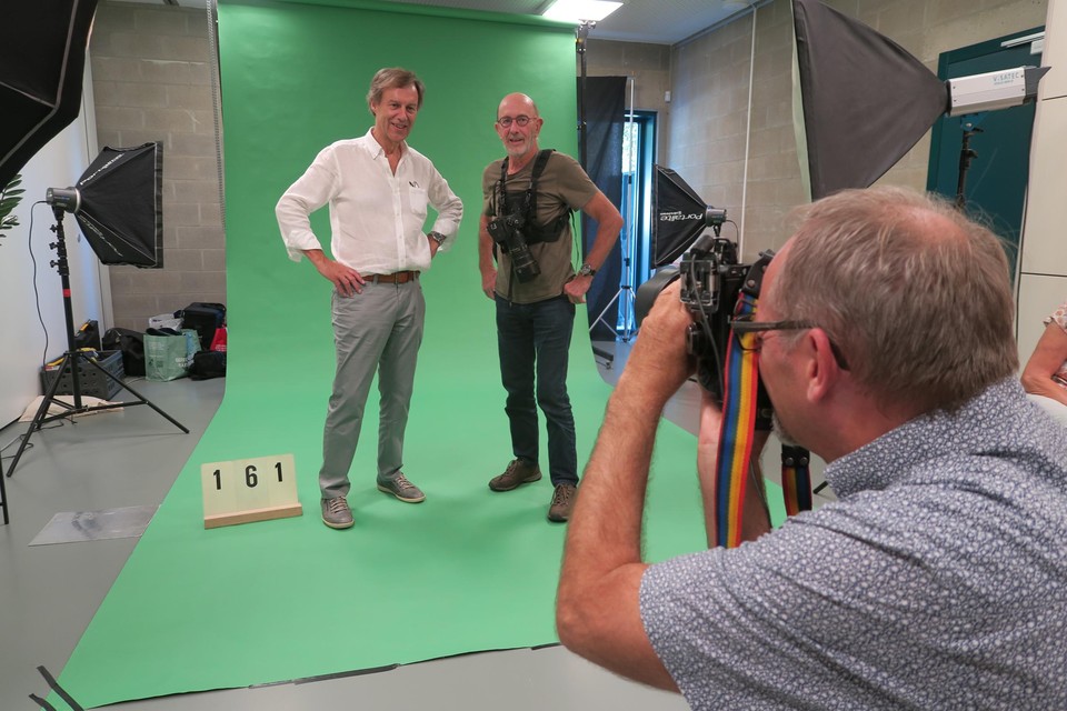 Luc Behaeghel en Alidoor Dellafaille van fotoclub Crea worden voor één keer zelf in beeld genomen door clublid Patrick Leloup.