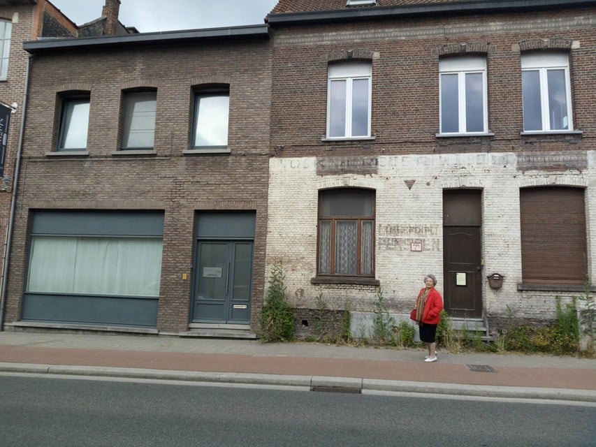 Regina Sluszny in front of the facade of her family's first hiding place in Hemiksem. 