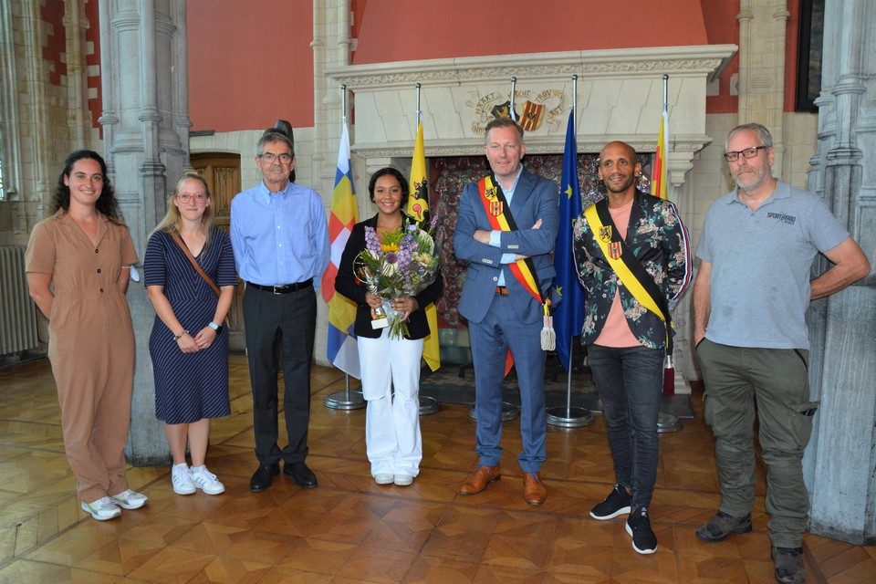 Gymnaste Jutta Verkest (midden) werd gehuldigd op het stadhuis.