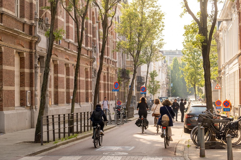 Druk fietsverkeer in de fietsstraat Grote Hondstraat, waar ook een school gevestigd is. In het ontwerp worden dit soort straten nog verder autoluw gemaakt.    