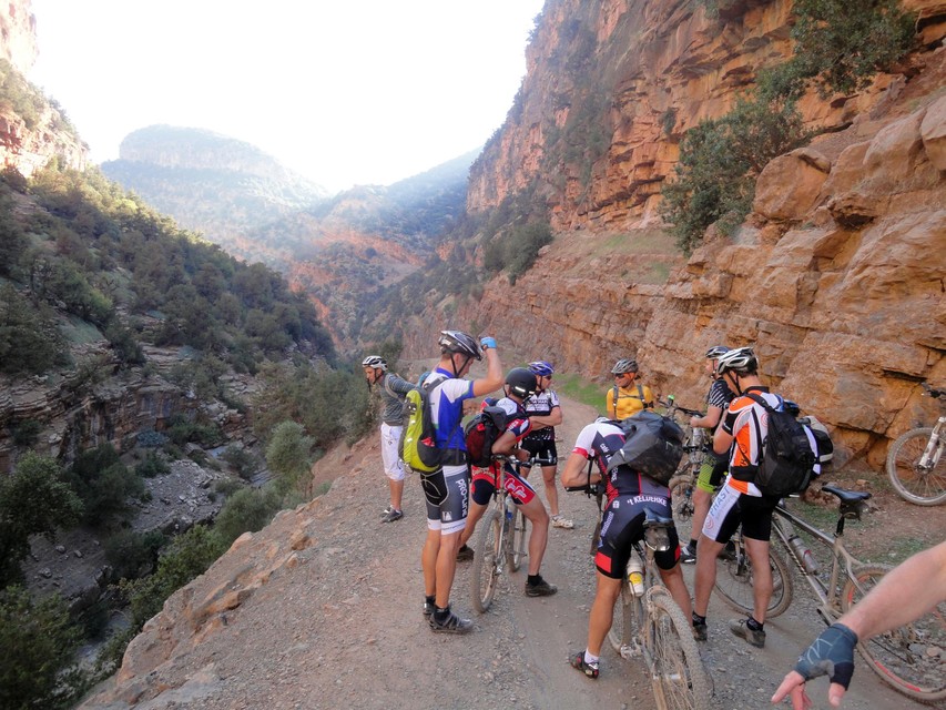 De groep van zowat twintig fietsers deed eerst het Atlasgebergte in Marokko aan.