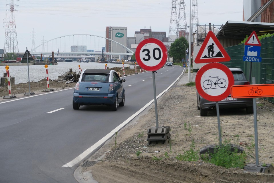 Vanaf hier aan de Jozef Cogelslei mag je op de Metropoolstraat nog maar 30 km per uur en moeten fietsers omrijden, maar slechts weinig weggebruikers houden zich daaraan.
