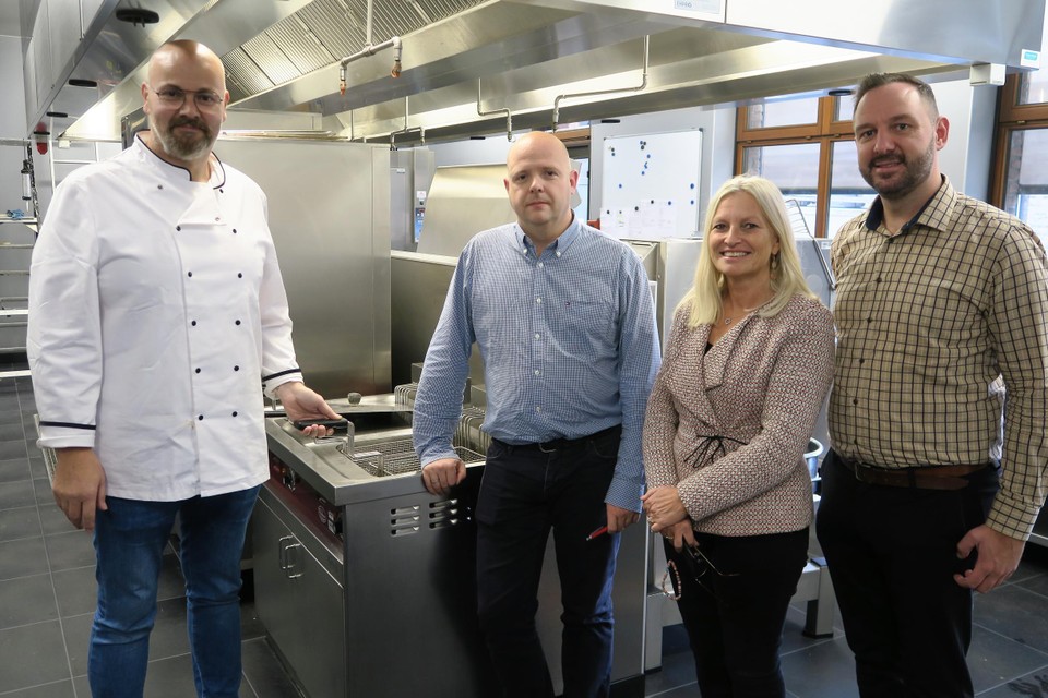 Chef-kok Erik Buys (links) met Voorkempen-directeur Koen Wouters, voorzitter Véronique D’Exelle en campusdirecteur Rustenborg Bart Neefs in de gloednieuwe keuken van de woonzorggroep.. 